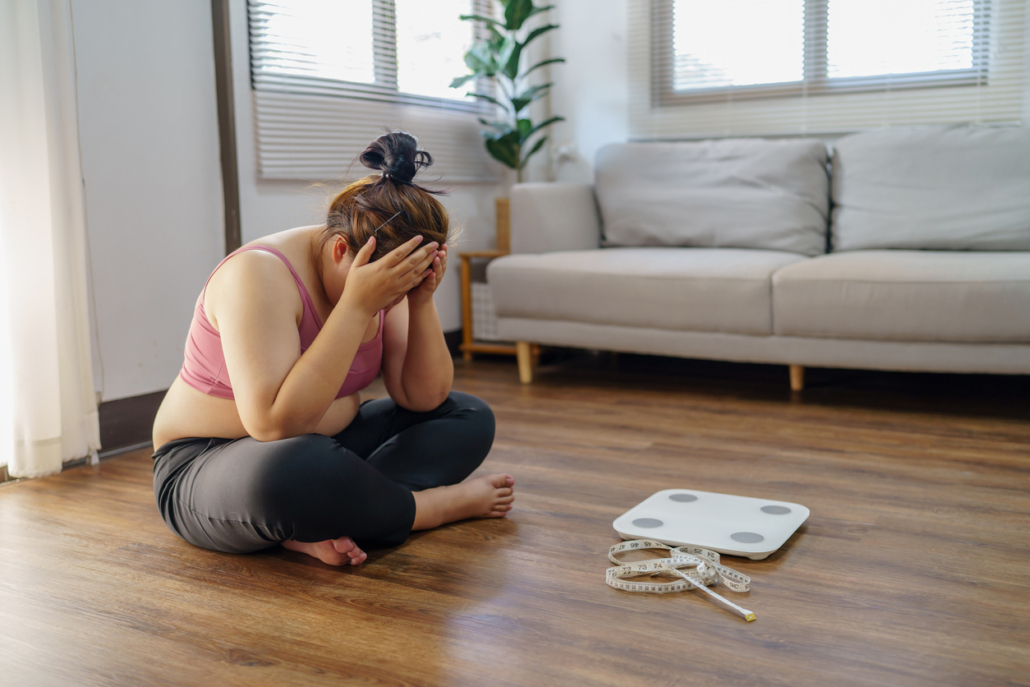 femme en surpoids devant sa balance, désepere de pouvoir maigrir